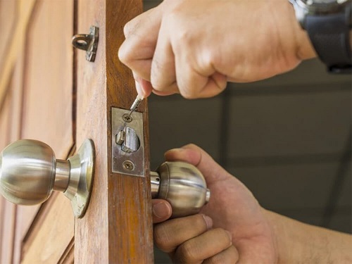 thợ thay ổ khóa cửa gỗ tại nhà uy tín