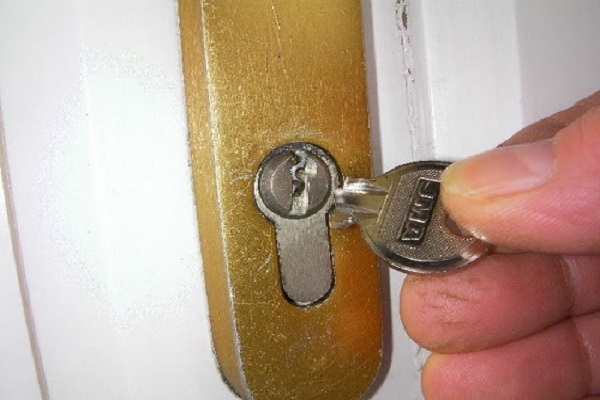 đánh chìa khóa cửa bị gãy